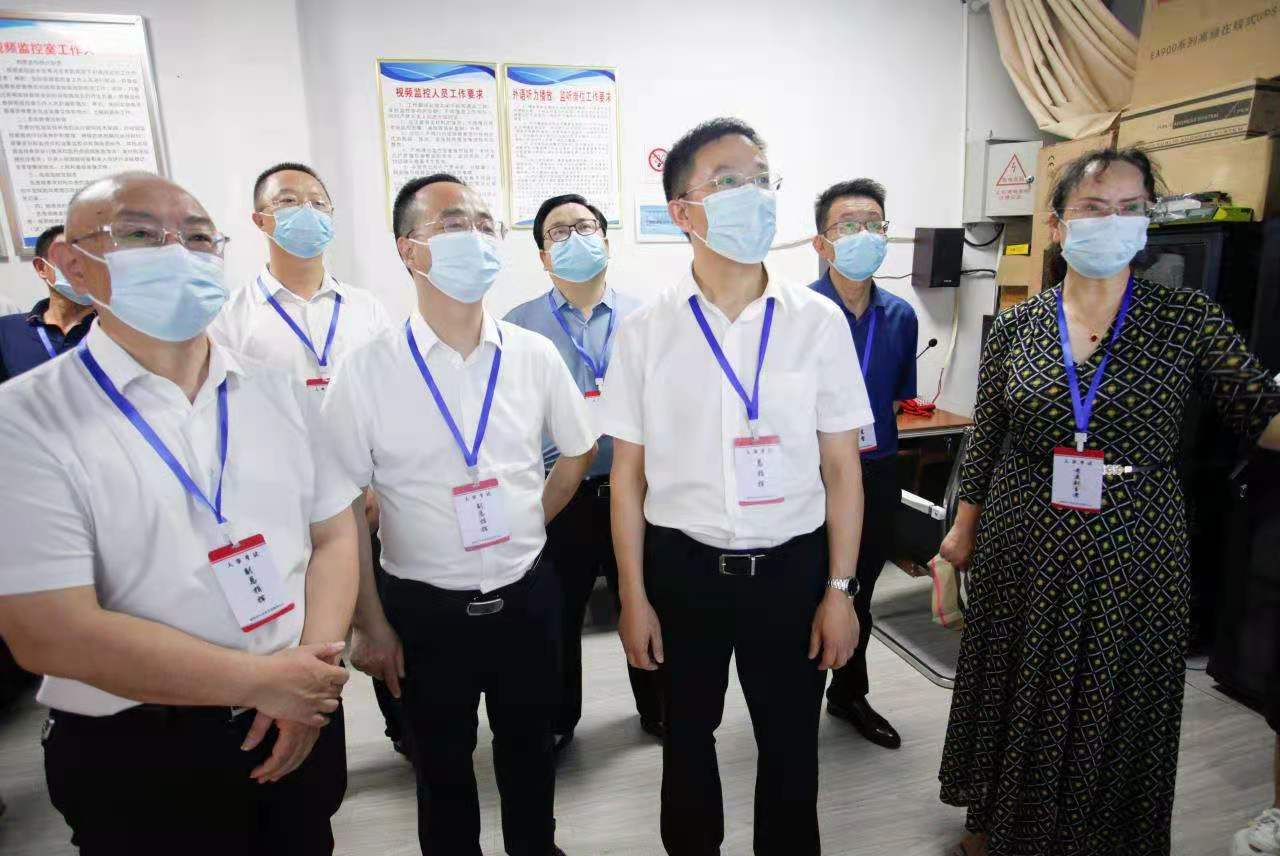 龚红果到考试录用公务员笔试邵阳考区 部分考点巡考_邵阳头条网